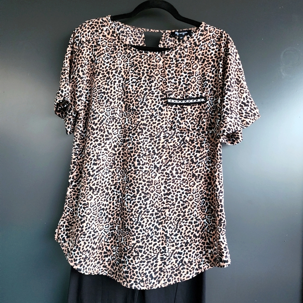 🪼NWOT LEOPARD PRINT SHORT SLEEVE BLOUSE WITH DECORATIVE POCKET ~ SIZE SMALL